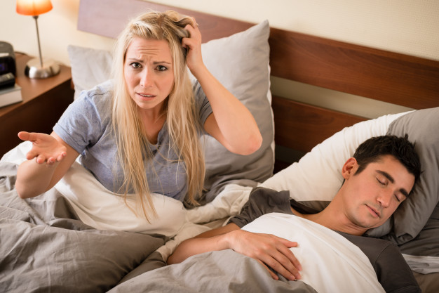 En kvinde er irriteret over, at hendes mand ligger og snorker